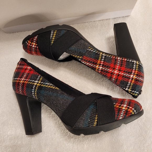 Anne Klein Sport Women's Grey Multi Color Plaid Pump - Picture 3 of 5